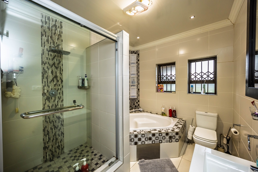 To Let 5 Bedroom Property for Rent in Cove Rock Eastern Cape